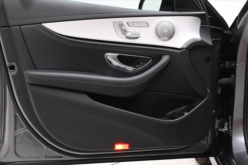 Mercedes-Benz Třídy E 2,0 300de 225kW 4Matic Záruka - fotka 23 z 30