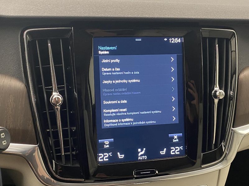 Volvo V90 CC B4 AWD MOMENTUM AUT - fotka 50 z 52