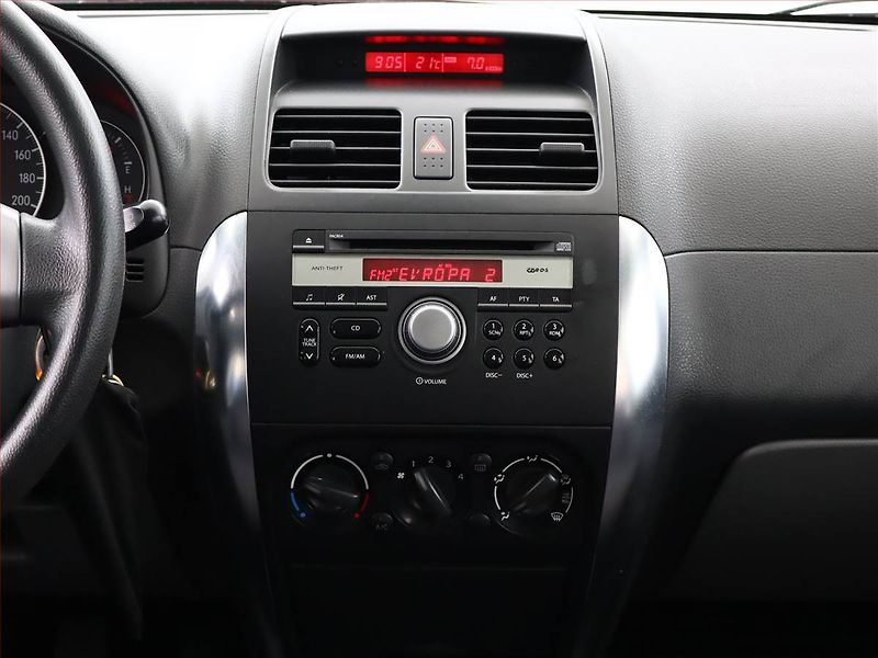 Suzuki SX4 (2008) 1.5 i - fotka 10 z 13