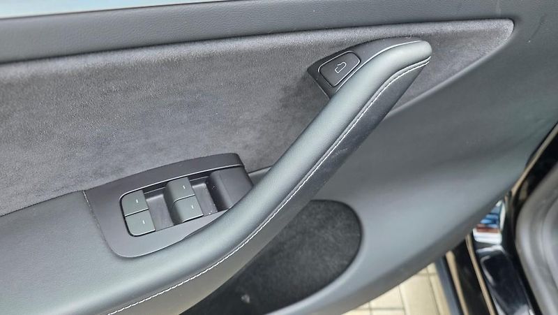 Tesla Model Y (2023) Long Range AWD DE SoH 92,9% - fotka 17 z 36