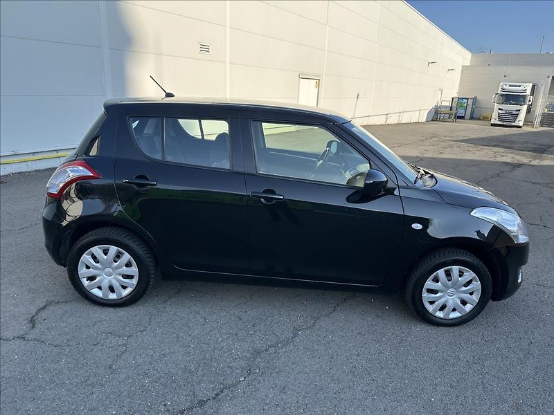 Suzuki Swift 1,2 4x4 - fotka 2 z 19