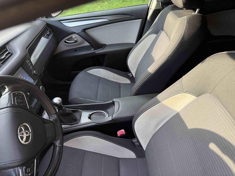 Toyota Avensis (2016) Combi + tažné  - fotka 17 z 19