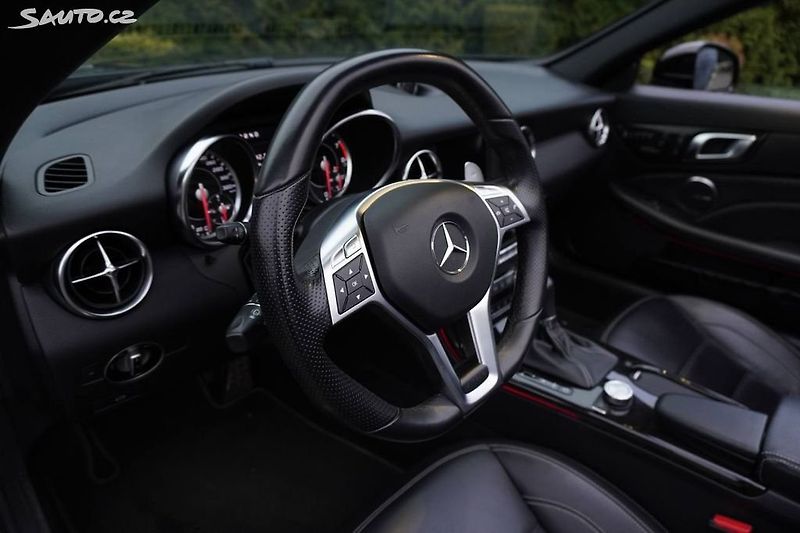 Mercedes-Benz SLK (2012) 55 AMG V8 310KW MAGIC SKY - fotka 18 z 24