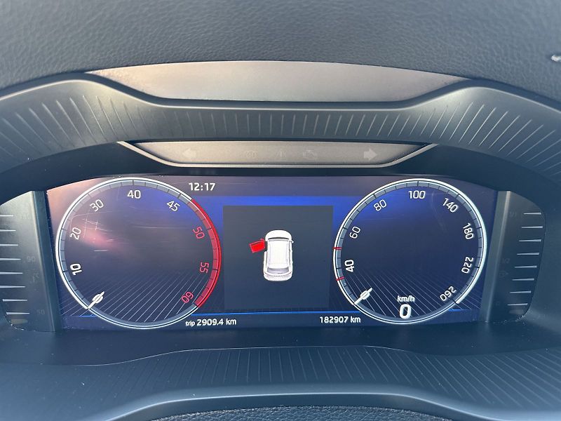 Škoda Karoq (2022) 2.0 TDI Sportline - fotka 6 z 35