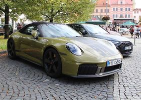 V severočeském Litvínově se uskutečnil premiérový Autofest. Na snímku je luxusní Porsche 911 Spirit.