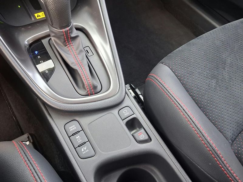 Toyota Yaris 1.5 HSD e-CVT GR-Sport - fotka 19 z 24