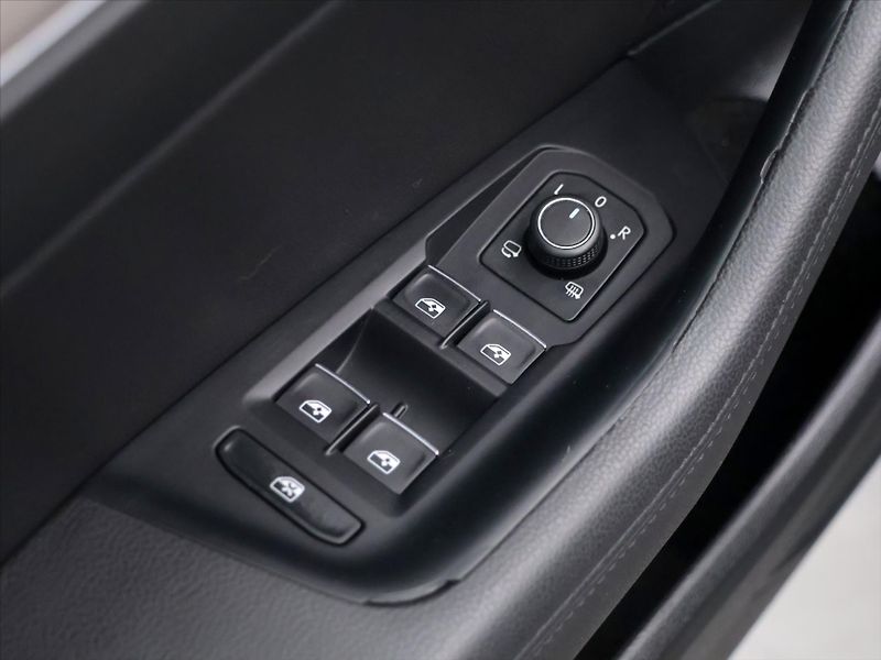 Volkswagen Passat 1,6 TDI Highline Tažné Panoram - fotka 15 z 37