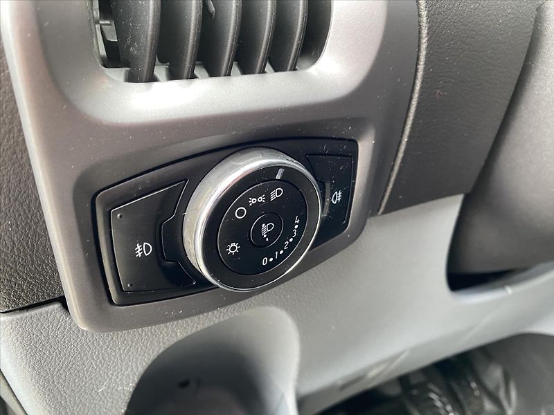 Ford Transit Custom 2,2 TDCi 92kW 9Míst L2 - fotka 13 z 24