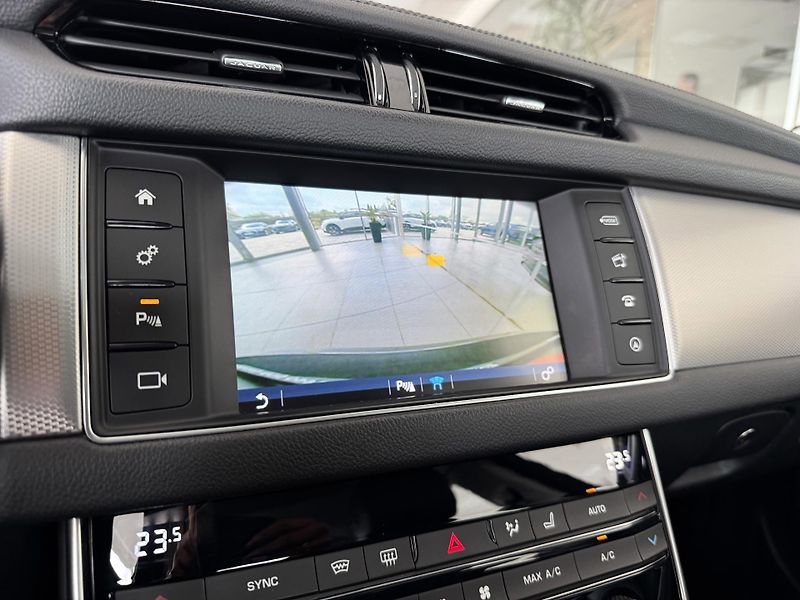 Jaguar XF 20d AUT*Panorama*Distronic - fotka 21 z 43