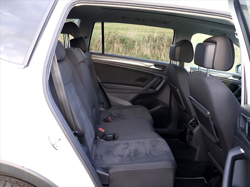 Volkswagen Tiguan Allspace 2,0 TSI 162kW DSG 4M LED 1.Maj - fotka 13 z 35