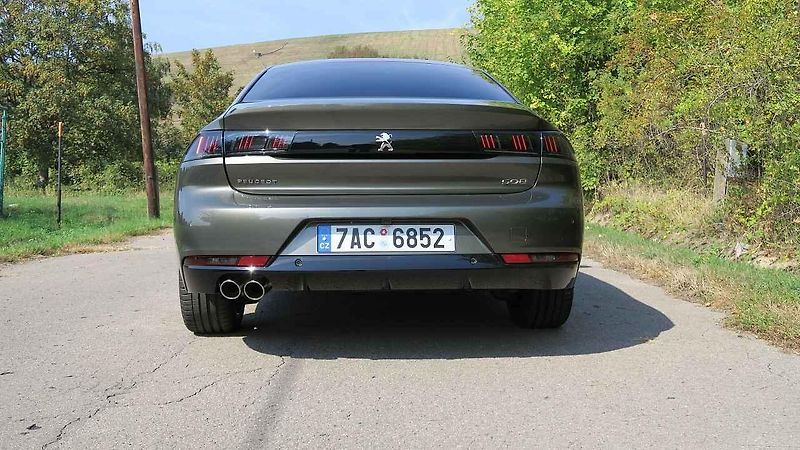 Na přidi jsou zajímavým prvkem svislá světla pro denní svícení