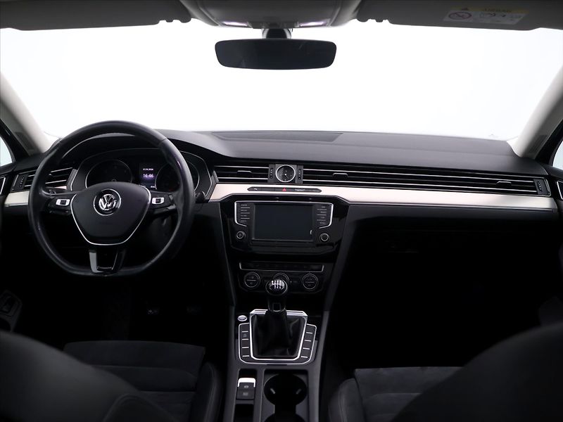 Volkswagen Passat 1,6 TDI Highline Tažné Panoram - fotka 30 z 37