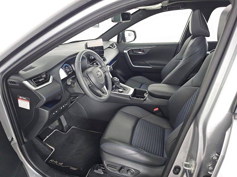 Toyota RAV4 (2025) 2.5HEV 222k 4x4  SELECTION SKY - fotka 6 z 24