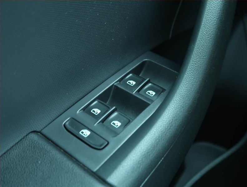 Škoda Rapid (2016) Spaceback 1.2 TSI, Xenony - fotka 16 z 17