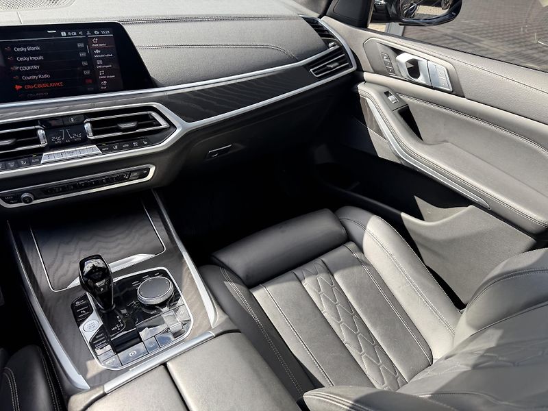 BMW X7 (2022) 40XD 250kW M-PAKET R22 CZ TOP! - fotka 23 z 48