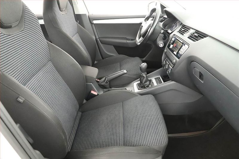 Škoda Octavia (2015) 1.6 TDI, Serv.kniha, Xenony - fotka 9 z 23