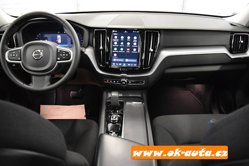 Volvo XC60 2.0 B4 AWD MOMENTUM 2022 - fotka 29 z 54