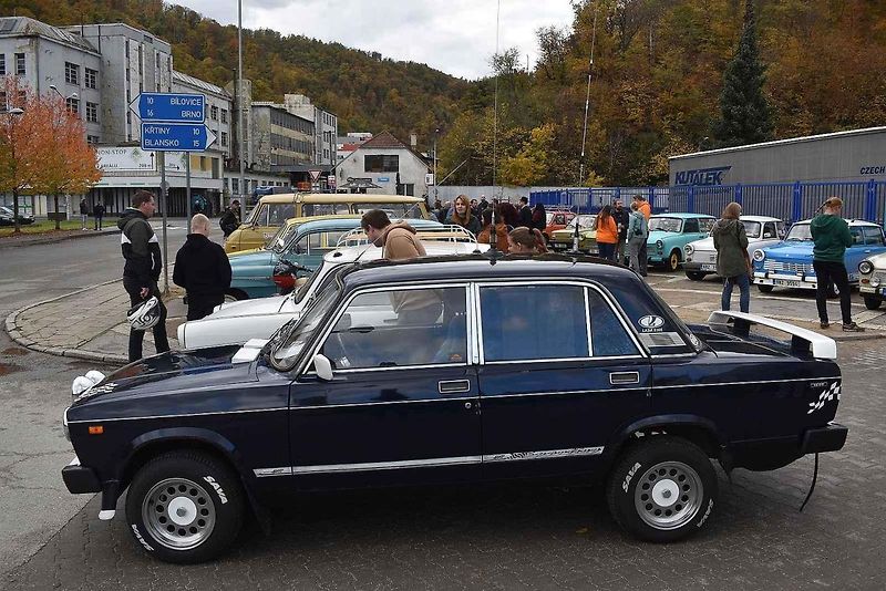 Historie na silnici! Fanoušci starých vozů zaplnili centrum Adamova. Na tradiční Doklikované.
