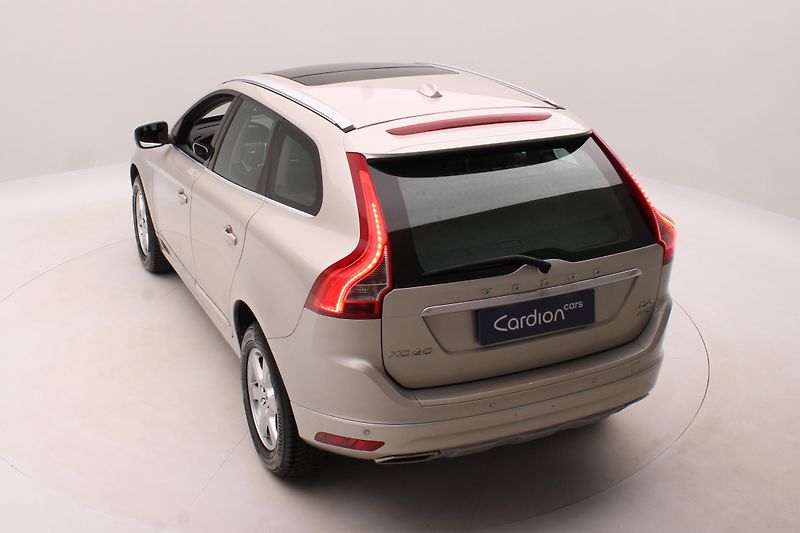 Volvo XC60 D4 AWD SUMMUM AUT  - fotka 17 z 42