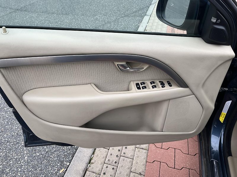 Volvo V70 2.4 D5 136 kW Automat - fotka 12 z 30