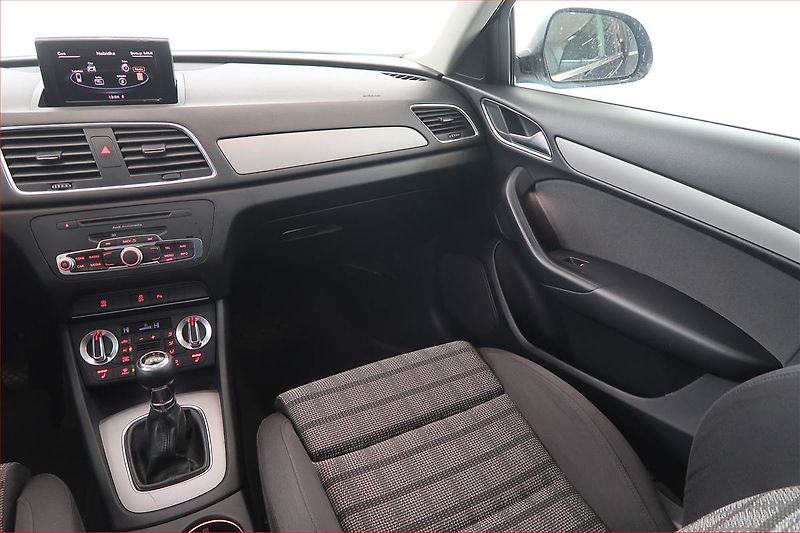 Audi Q3 (2012) 2.0 TDI, Xenony, Tempomat - fotka 8 z 17