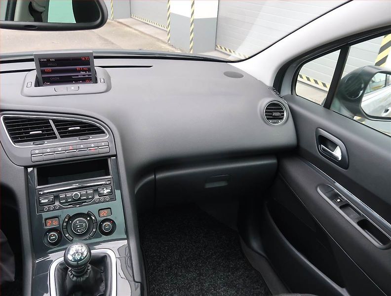 Peugeot 5008 (2011) 2.0 HDI, Navi, Tempomat - fotka 8 z 25
