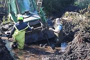 Dva dny tahali hasiči z rašeliny lesní stroje