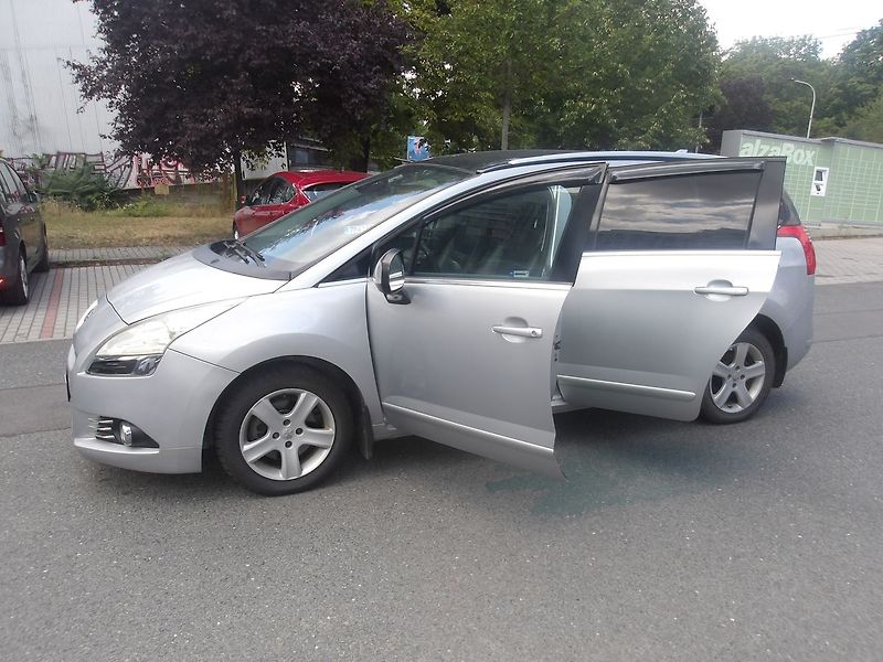 Peugeot 5008 1,6i KŮŽE, PĚKNÝ ! - fotka 3 z 29
