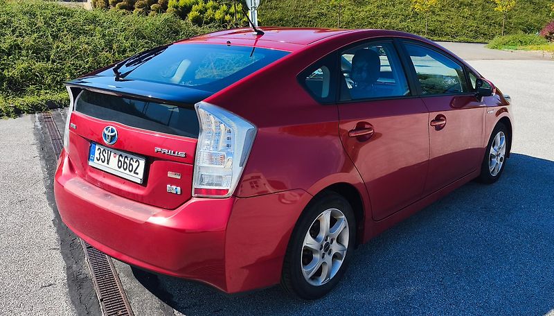 Toyota Prius (2010) Toyota Prius III 1.8 Hybrid  - fotka 3 z 13