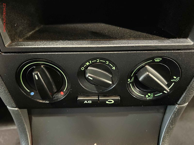 Škoda Octavia (2010) 1.6 MPi, ČR, Tour, AC - fotka 13 z 14