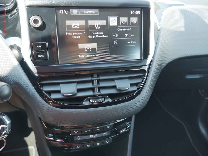 Peugeot 2008 (2017) 1.2PT, ČR, AC, tempo - fotka 11 z 16