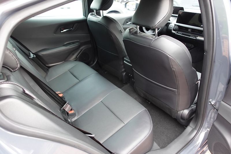 Toyota Prius 2,0 PHEV Plug-in Executive - fotka 15 z 36