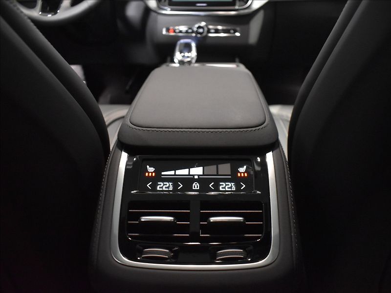 Volvo XC90 (2026) 2,0 B5  Ultra Bright - fotka 22 z 46