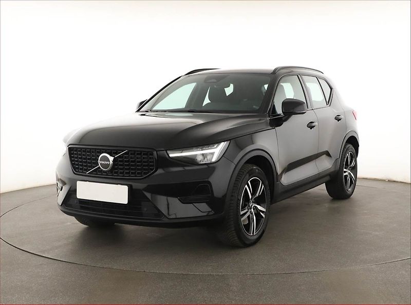 Volvo XC40 (2023) B3 - fotka 2 z 19