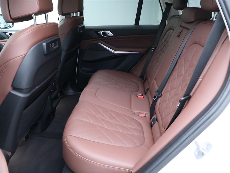BMW X5 3,0 210kW XDrive30d CZ DPH - fotka 15 z 42