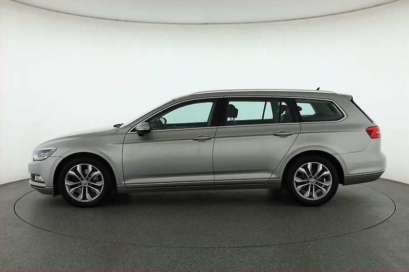 Volkswagen Passat (2015) 2.0 TDI, Automat, Navi - fotka 3 z 18