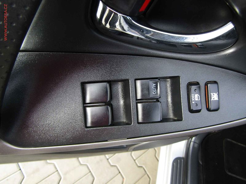 Toyota RAV4 (2007) 2.2. D-CAT 4x4, AC, kůže - fotka 12 z 23