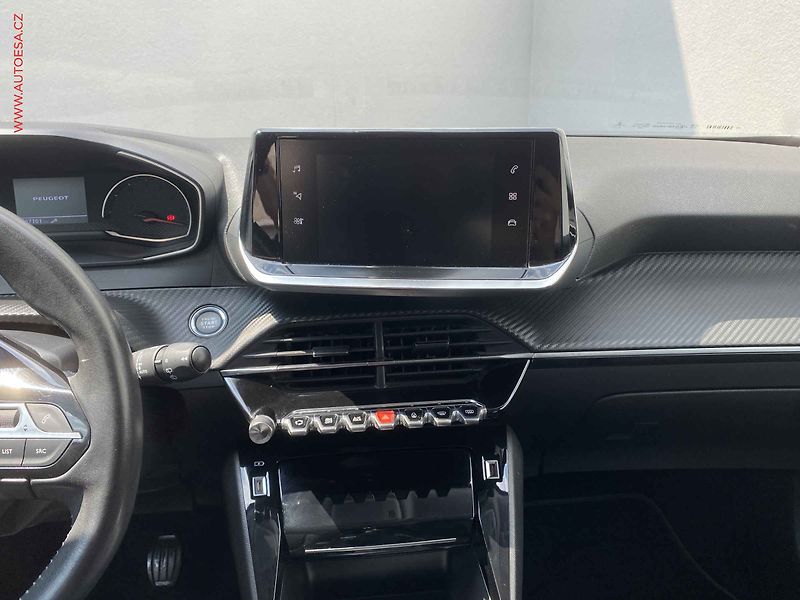 Peugeot 2008 (2020) 1.2PT, Allure, TZ, navi - fotka 12 z 17