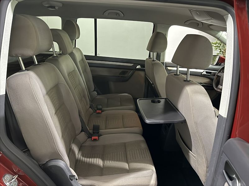 Volkswagen Touran 2,0   TDI DSG 103KW HIGHLINE - fotka 24 z 34