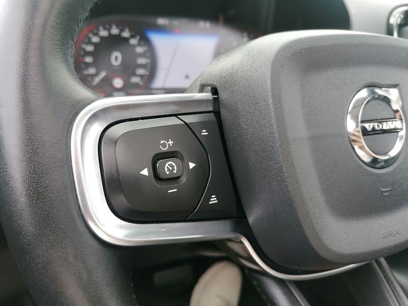 Volvo XC40 (2020) T3 Panorama,Kůže,Winter Paket - fotka 18 z 35