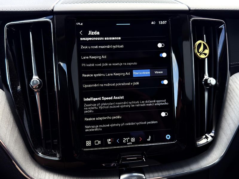 Volvo XC60 T8 AWD RECH.*ULTRA DARK + kola - fotka 39 z 51
