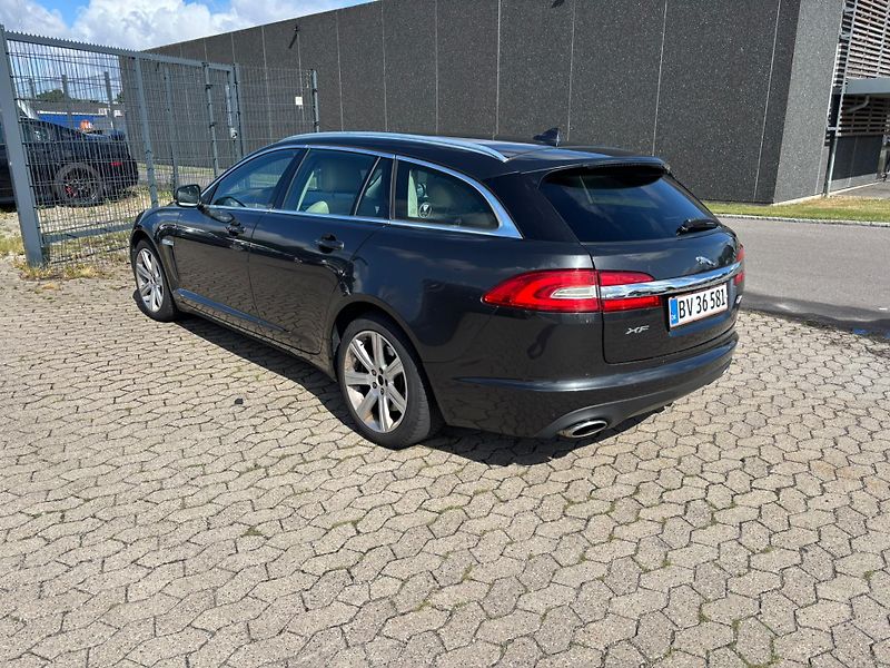 Jaguar XF 3.0 D 177kW Rdesign SPORTBRAKE - fotka 3 z 10
