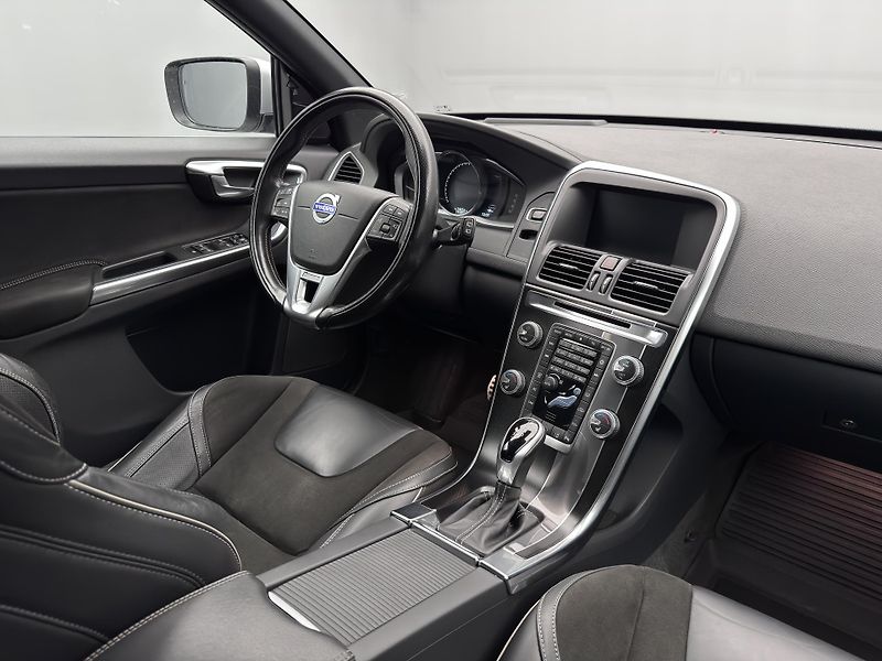 Volvo XC60 D4 R-DESIGN AUT RERERVACE - fotka 26 z 46