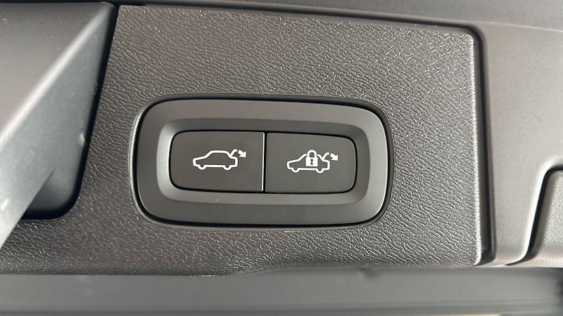 Volvo XC60 2.0 B4 AUT AWD Plus Dark - fotka 21 z 32