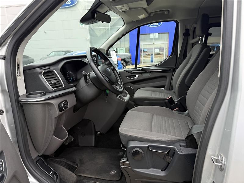 Ford Tourneo Custom 2,0 EcoBlue 136kW Titanium Aut - fotka 19 z 27
