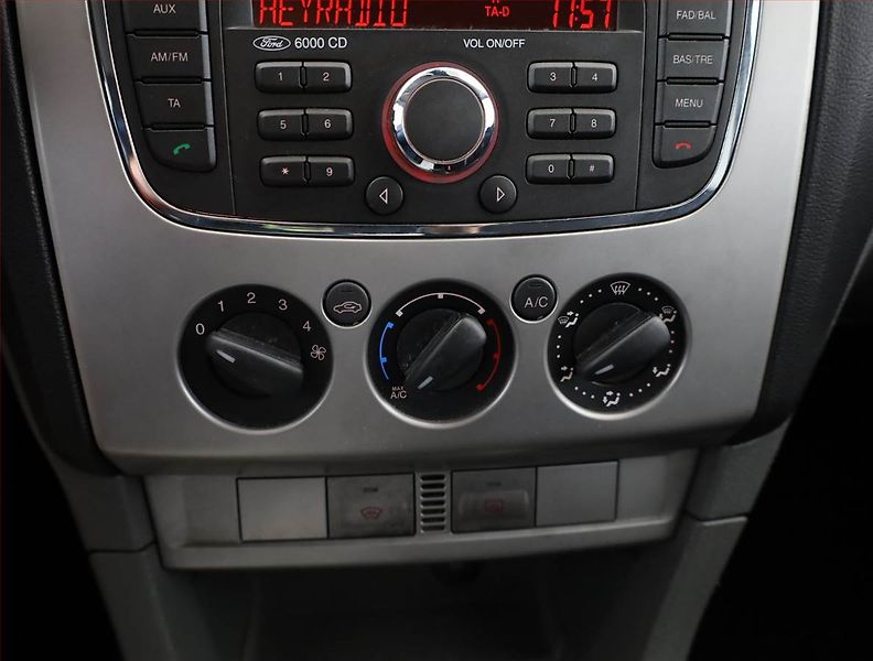 Ford Focus (2010) 1.6 16V, nová STK, Tažné - fotka 10 z 13