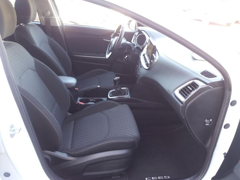 Kia Ceed 1.6CRDi,100kW,1.MAJITEL-ČR!! - fotka 16 z 29