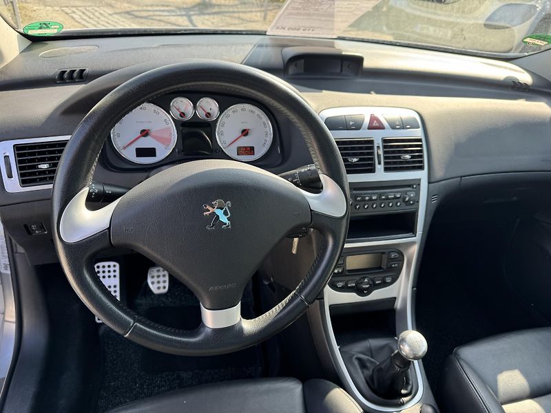 Peugeot 307 (2004) 2.0i 16v 100kw Kabriolet - fotka 29 z 30