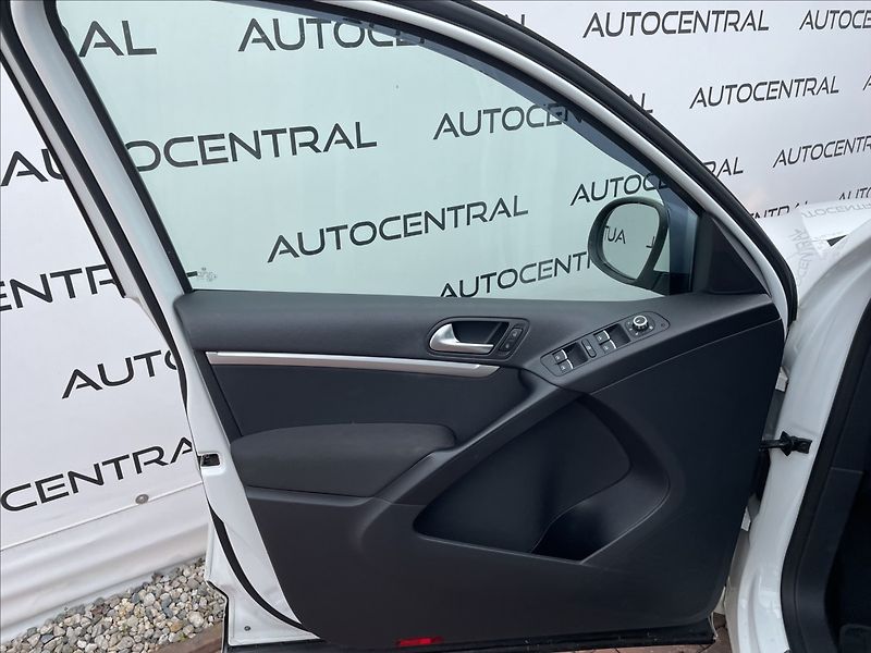 Volkswagen Tiguan 2,0 TDi,103kW,R-line,4x4,serv. - fotka 18 z 22