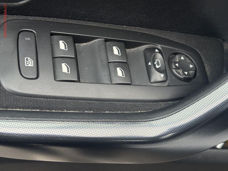 Peugeot 2008 (2015) 1.2 VTi, Allure, AT, navi - fotka 11 z 17